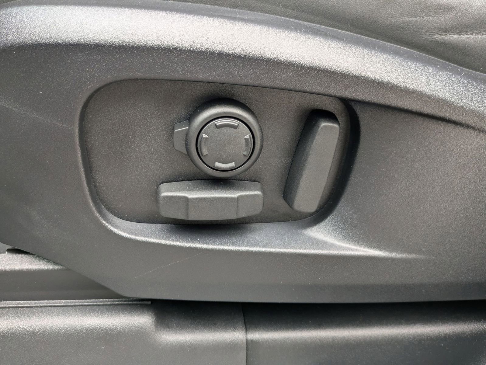 New 2026 Land Rover Defender 110 X-Dynamic SE image 15