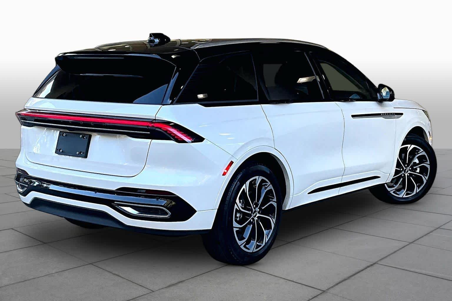 Used 2025 Lincoln Nautilus Reserve AWD/4WD image 12