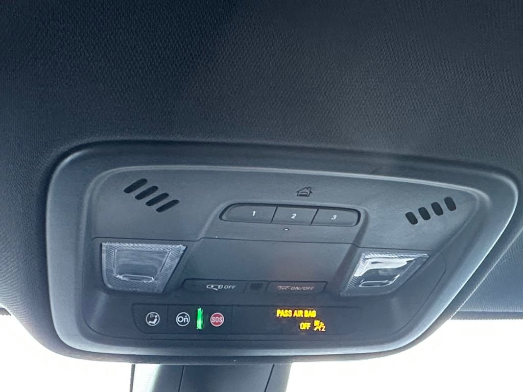 Used 2023 Chevrolet Traverse LT image 19