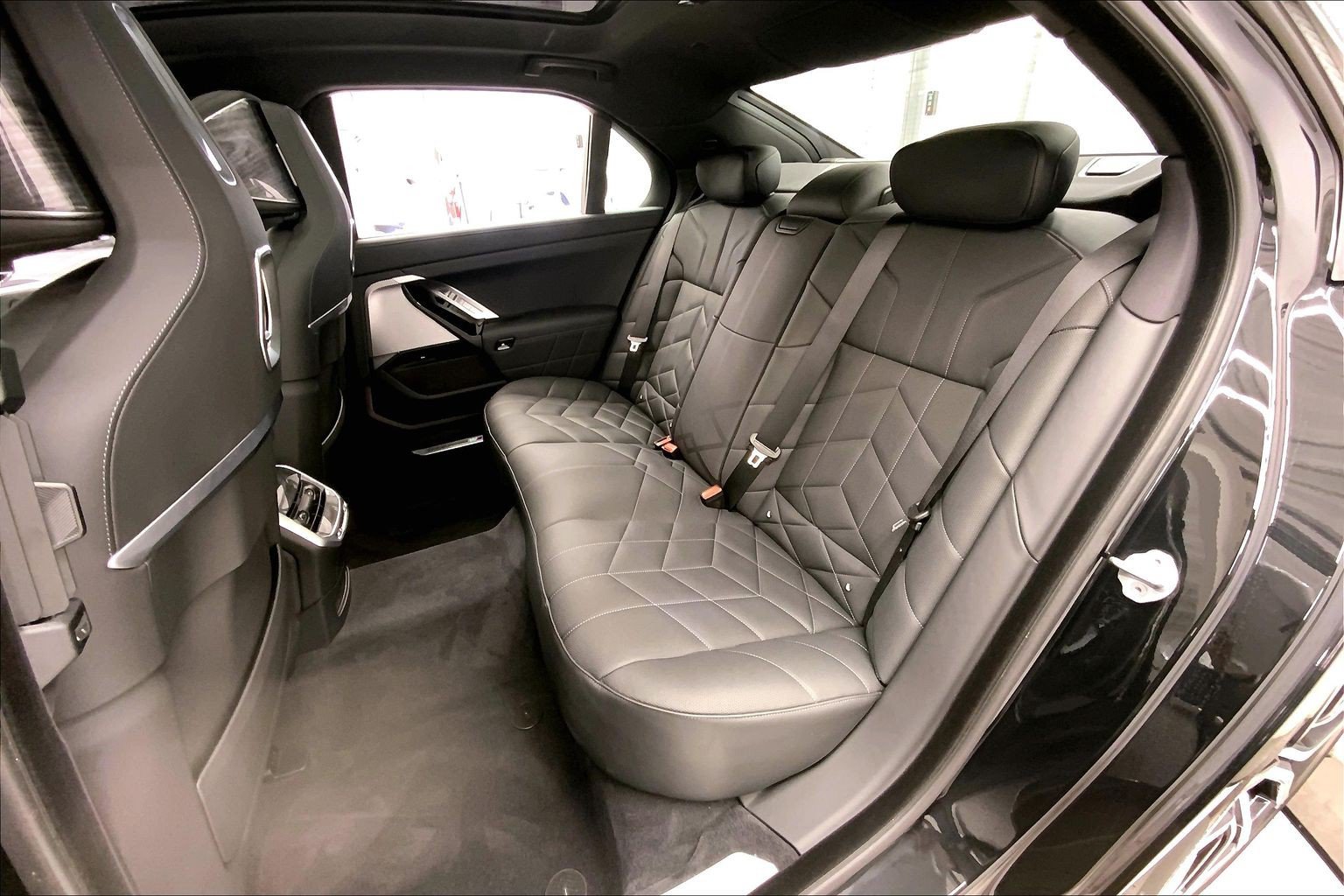 Used 2025 BMW 760i xDrive w/ Premium Package AWD/4WD image 22