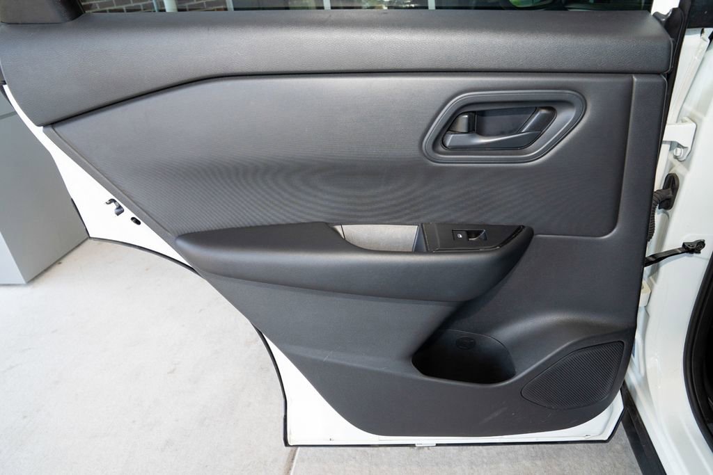 Used 2024 Nissan Rogue S AWD/4WD image 16