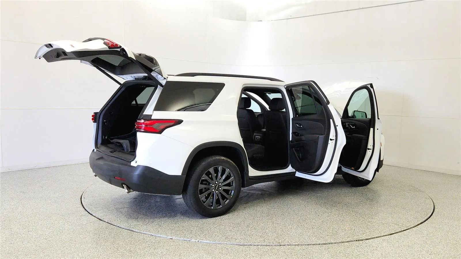 Used 2023 Chevrolet Traverse RS FWD image 12