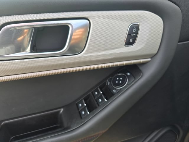 Used 2025 Ford Explorer Active AWD/4WD image 18