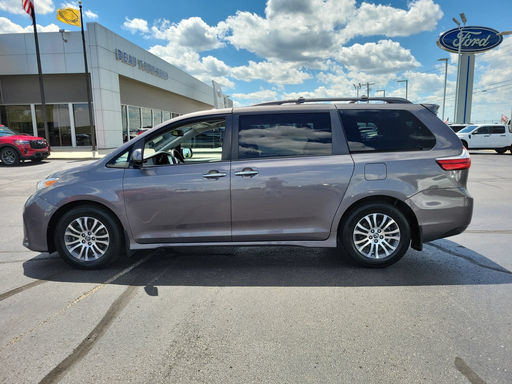 Used 2019 Toyota Sienna XLE w/ XLE Navigation Package FWD image 7