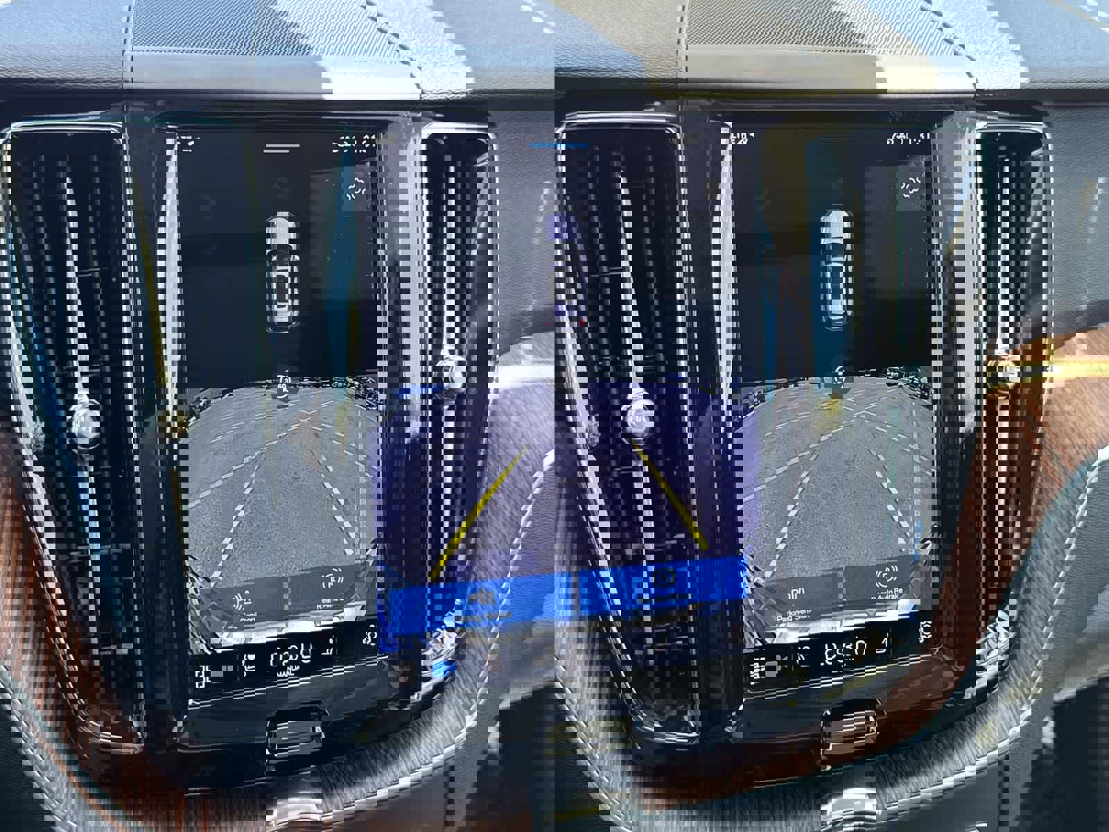 Used 2023 Volvo XC60 B5 Plus image 16