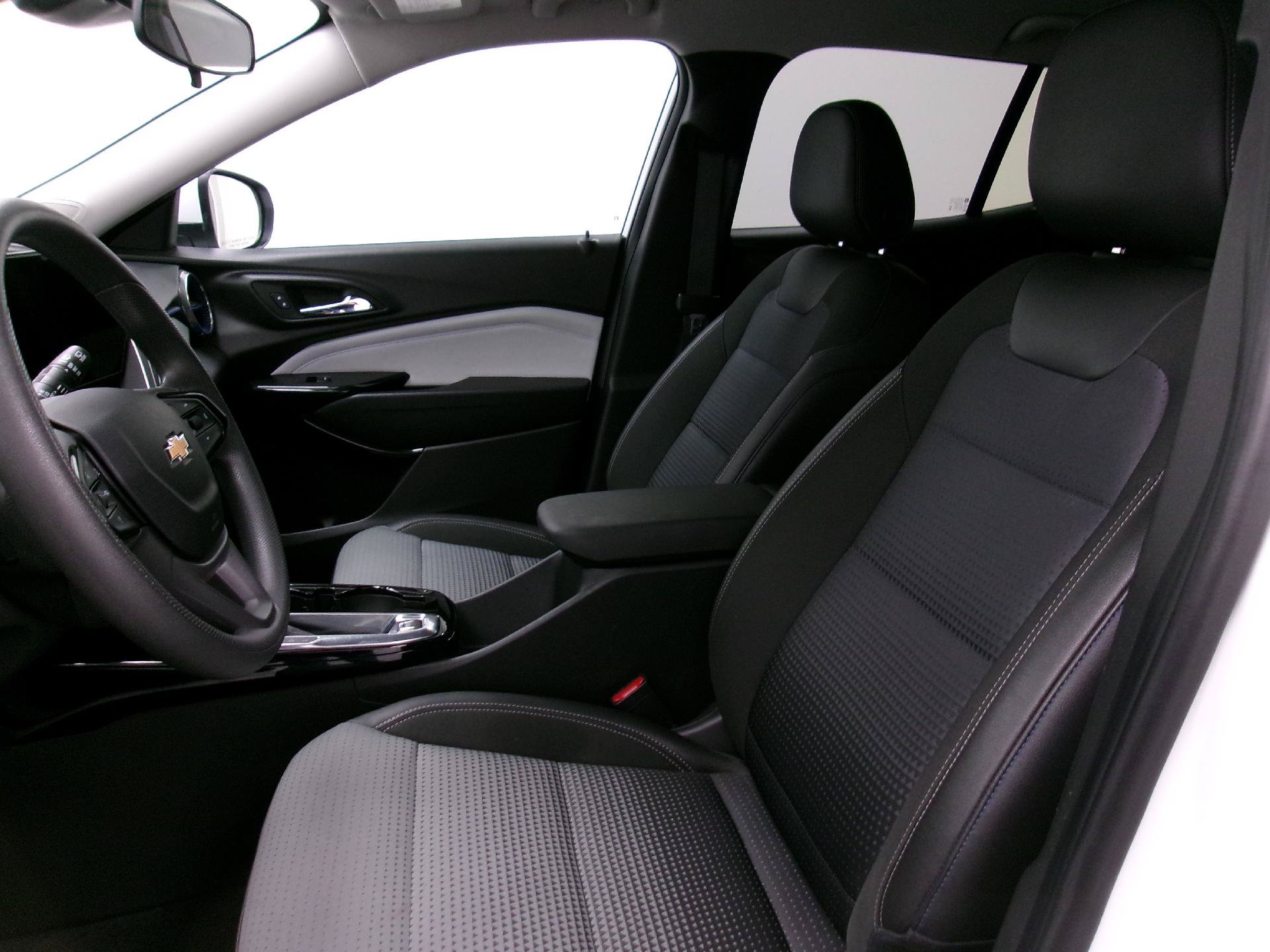 Used 2025 Chevrolet Trax LT FWD image 7