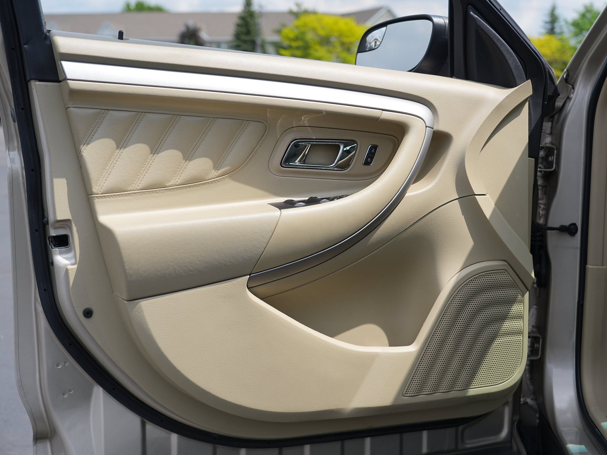 Used 2018 Ford Taurus SE FWD image 15