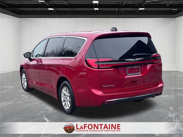 Used 2025 Chrysler Pacifica Select image 3