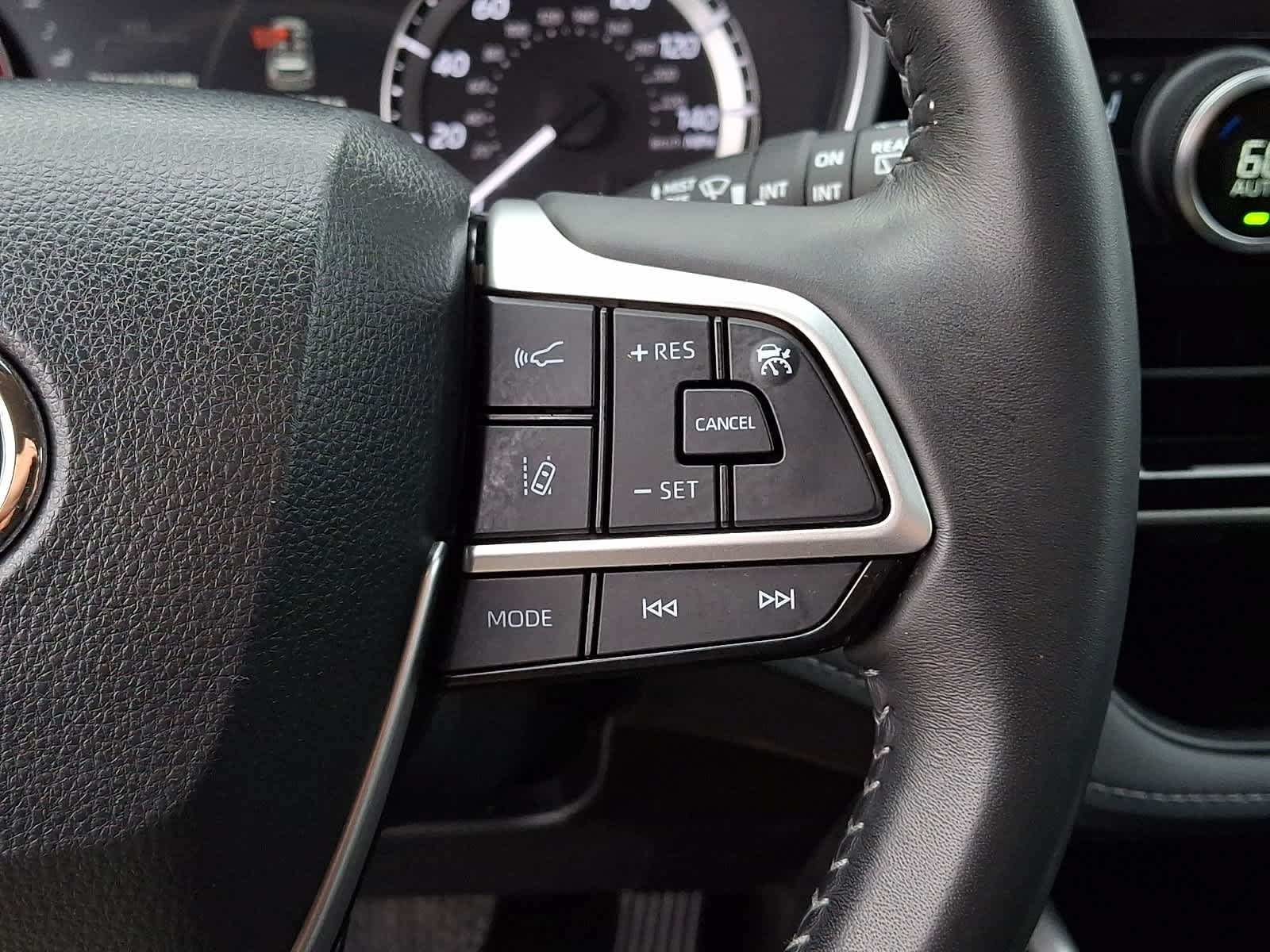 Used 2023 Toyota Highlander XLE AWD/4WD image 26