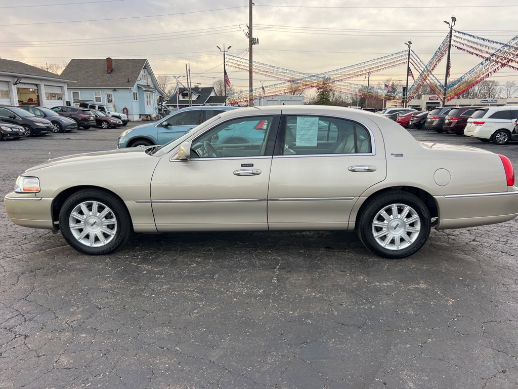 Used 2009 Lincoln Town Car Signature Limited image 4