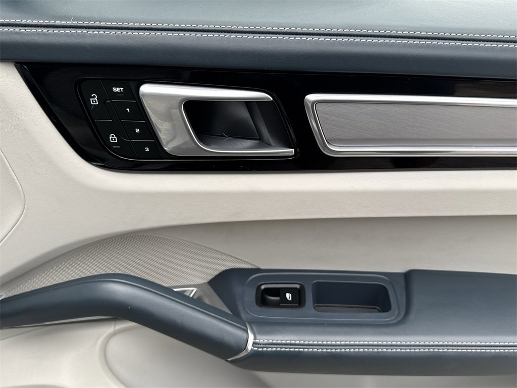 Used 2023 Porsche Cayenne Turbo S image 32