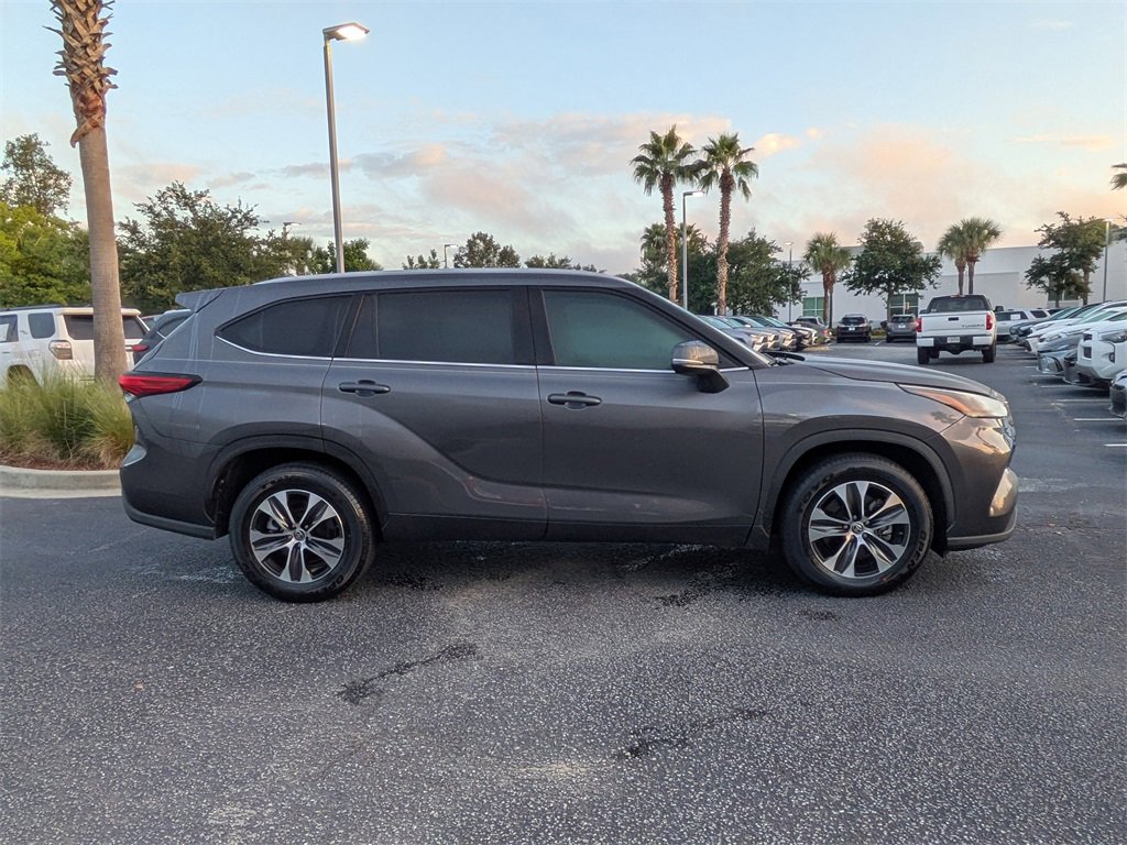 Used 2022 Toyota Highlander XLE image 4