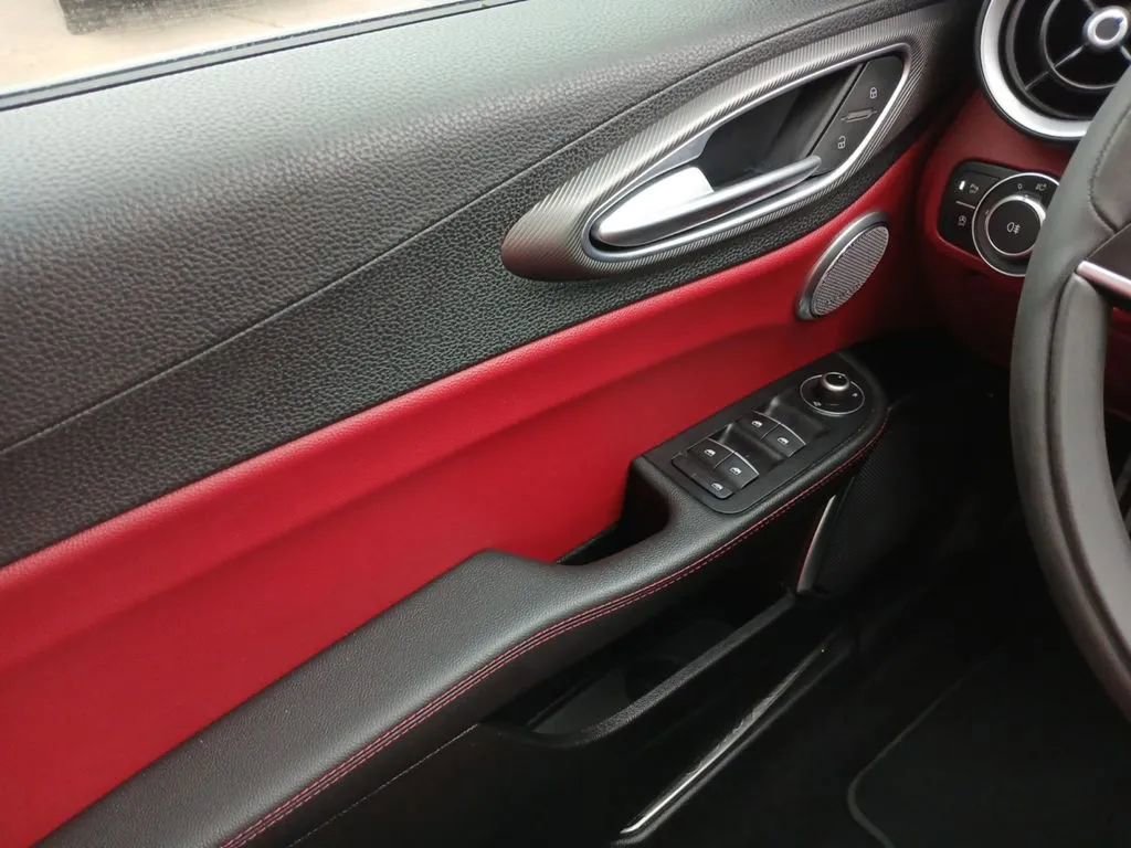 Used 2019 Alfa Romeo Giulia Ti Sport w/ Quick Order Package 22U Sport RWD image 17
