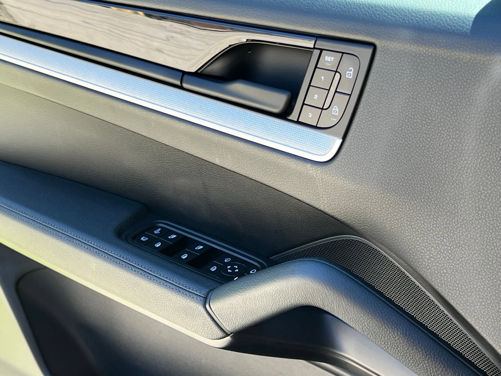 Certified 2025 Porsche Cayenne E-Hybrid AWD/4WD image 12