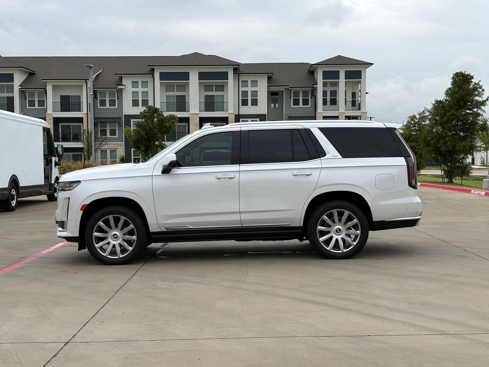 Used 2023 Cadillac Escalade Premium Luxury Platinum AWD/4WD image 4