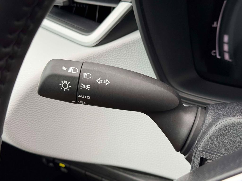 Used 2025 Toyota Corolla SE w/ SE Premium Package image 21