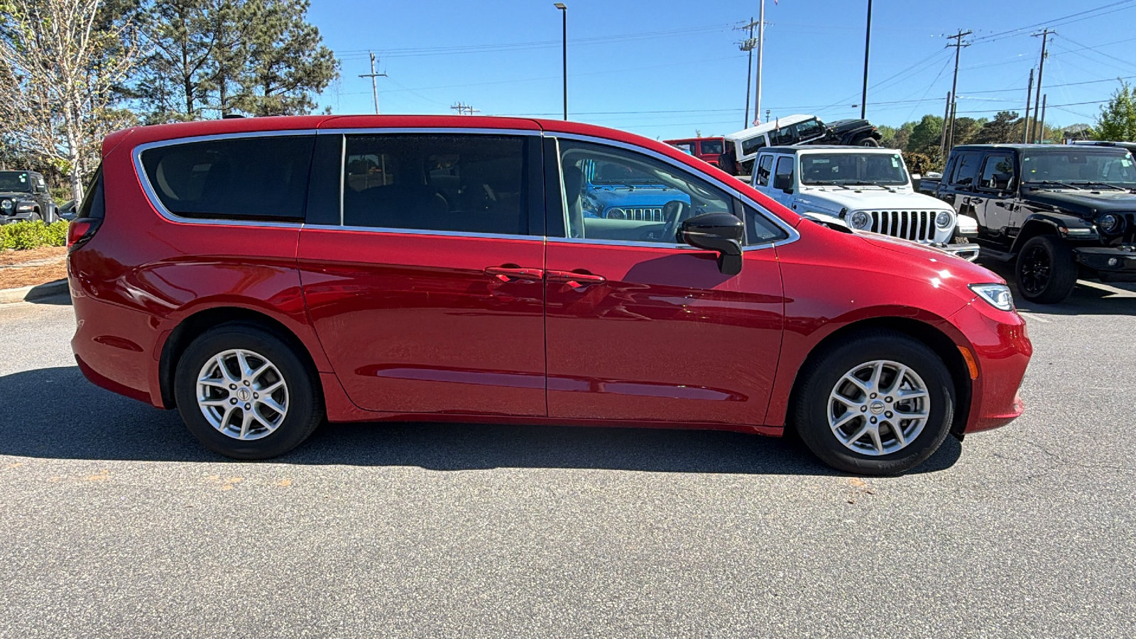 Certified 2024 Chrysler Pacifica Touring-L FWD image 7