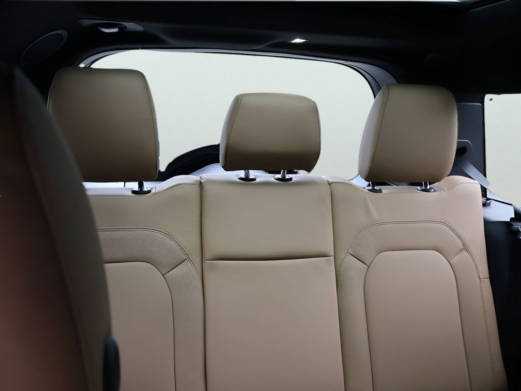 New 2026 Land Rover Defender 130 X-Dynamic SE AWD/4WD image 13