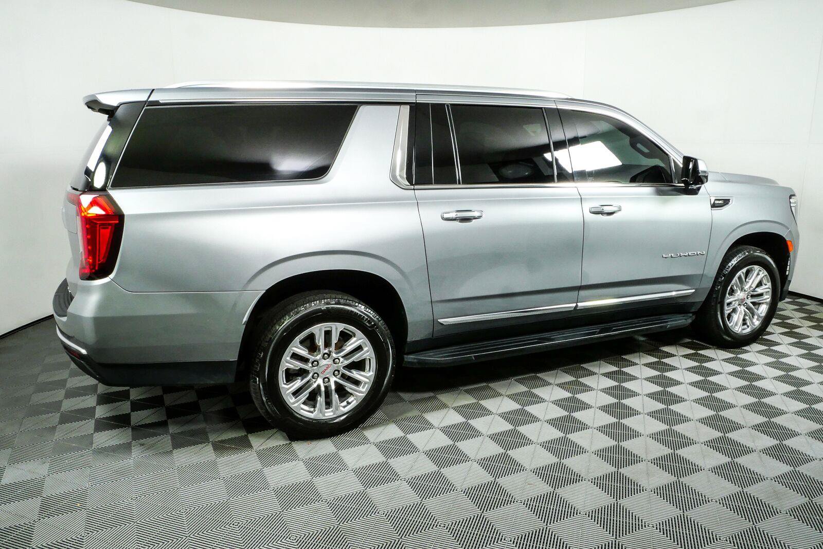 Used 2023 GMC Yukon XL SLT w/ SLT Luxury Package RWD image 23