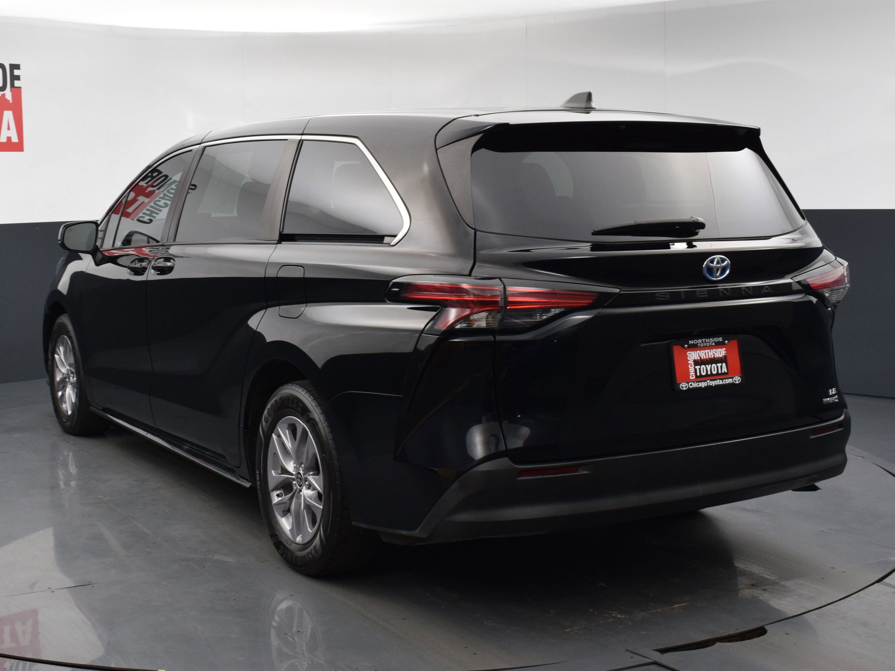 Used 2022 Toyota Sienna LE FWD image 3