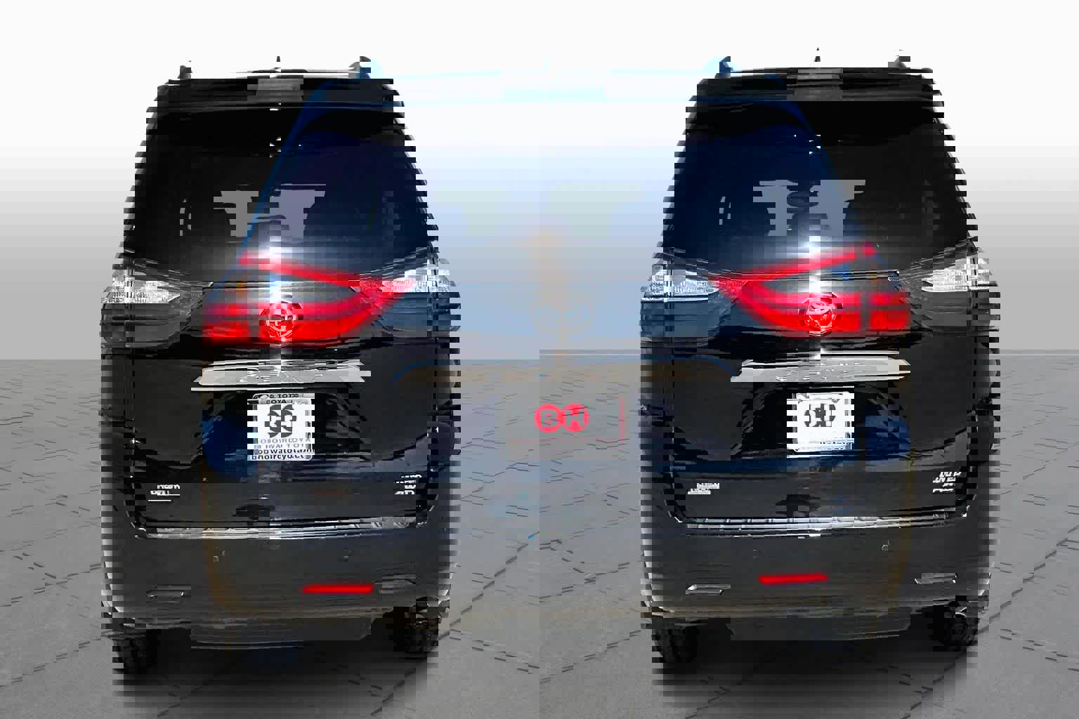 Used 2018 Toyota Sienna Limited Premium image 5