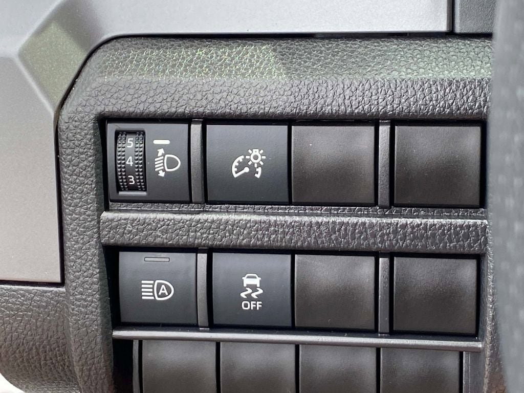 Used 2025 Toyota Tacoma SR5 AWD/4WD image 23