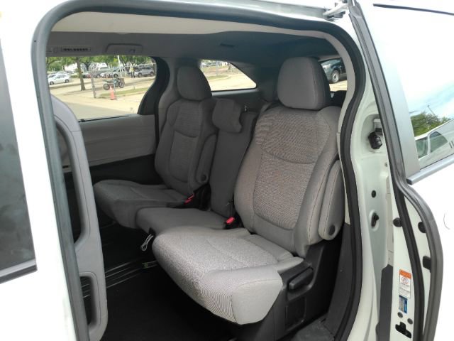 Used 2023 Toyota Sienna LE FWD image 7