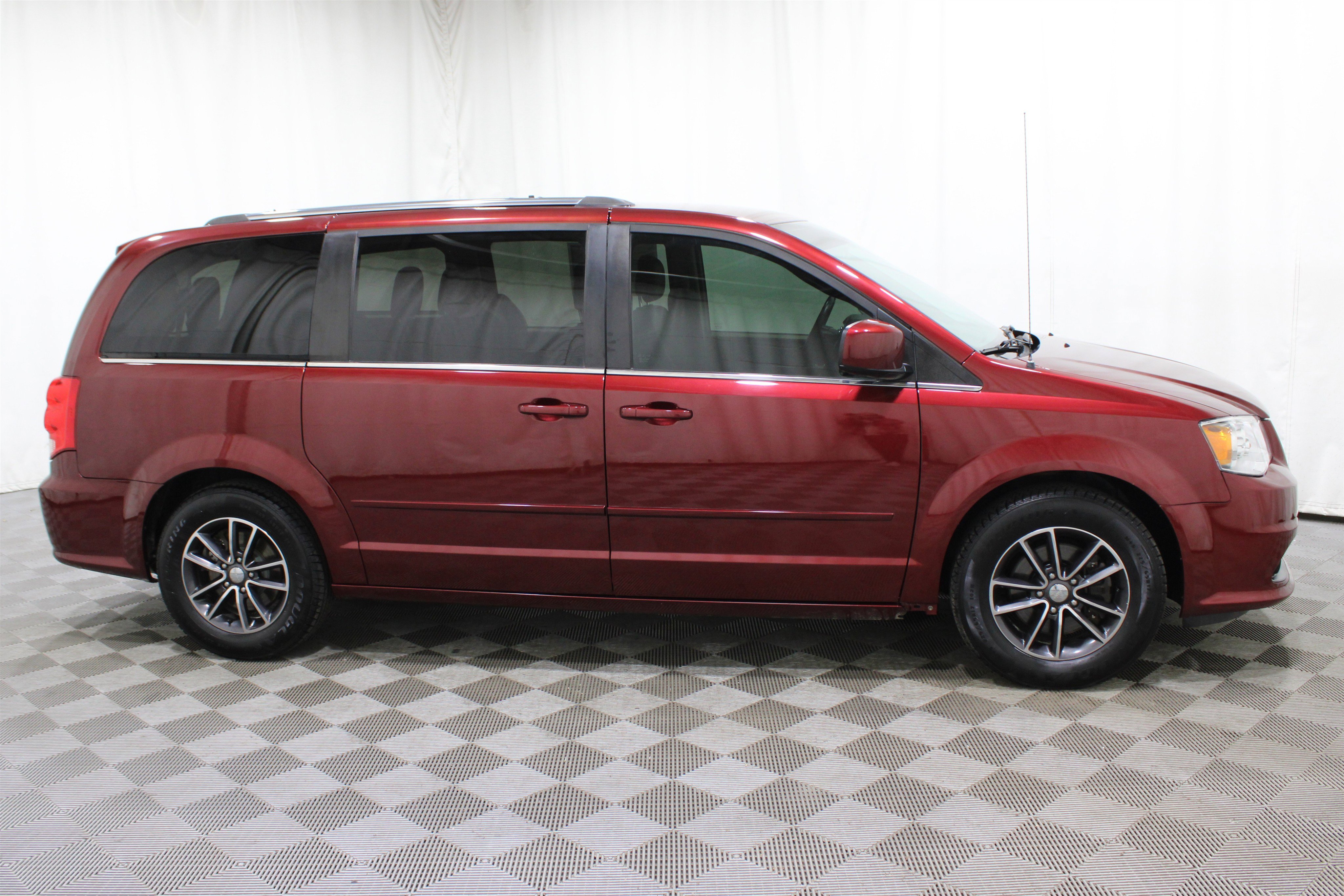 Used 2017 Dodge Grand Caravan SXT image 25