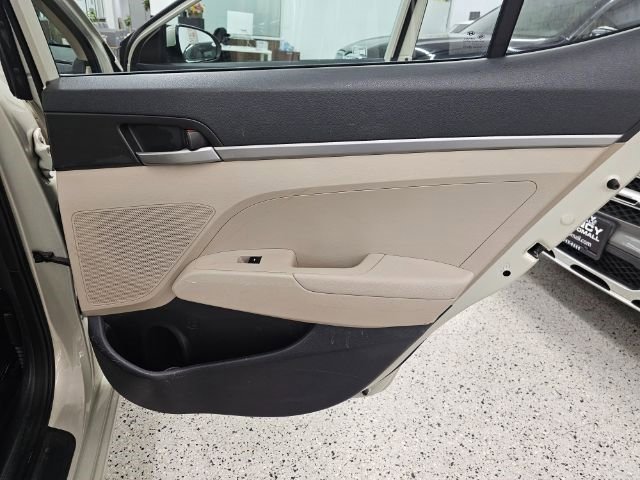 Used 2017 Hyundai Elantra SE w/ Cargo Package image 27