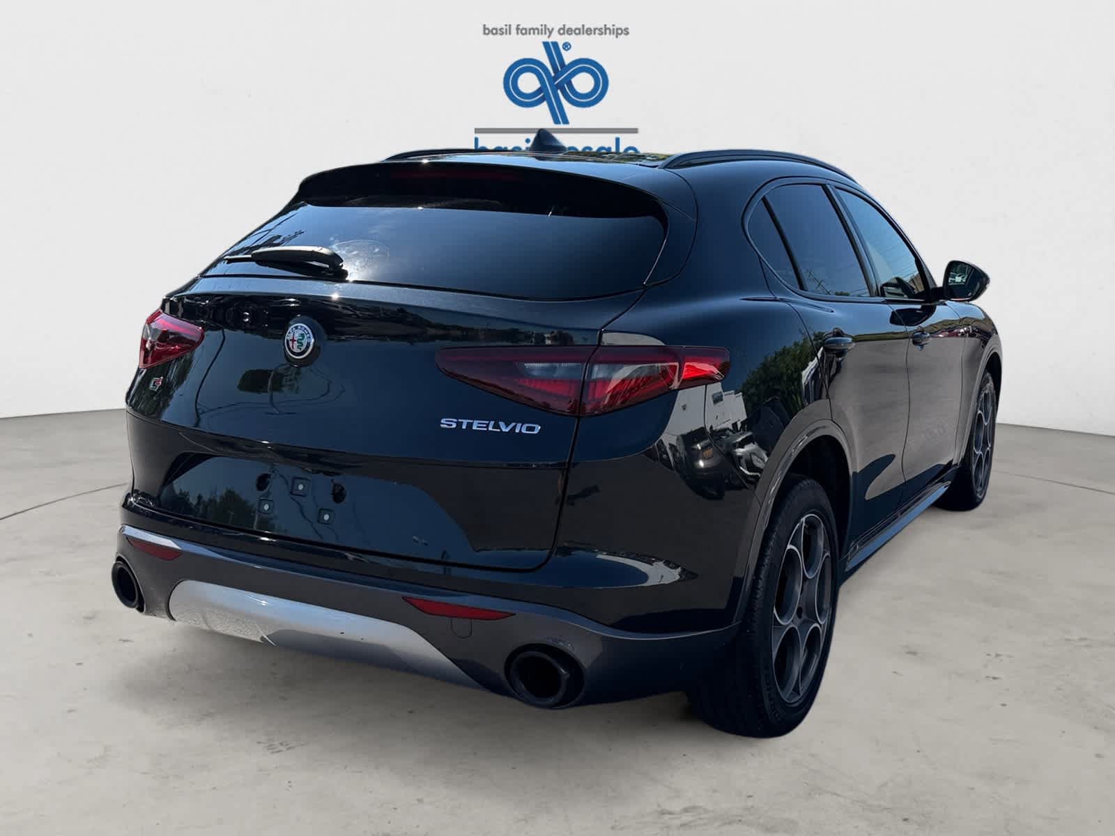 Used 2023 Alfa Romeo Stelvio Ti AWD/4WD image 6