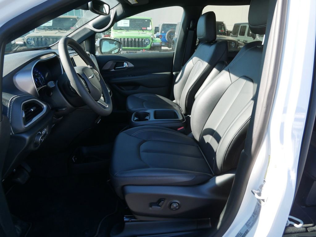 New 2026 Chrysler Pacifica Select image 6