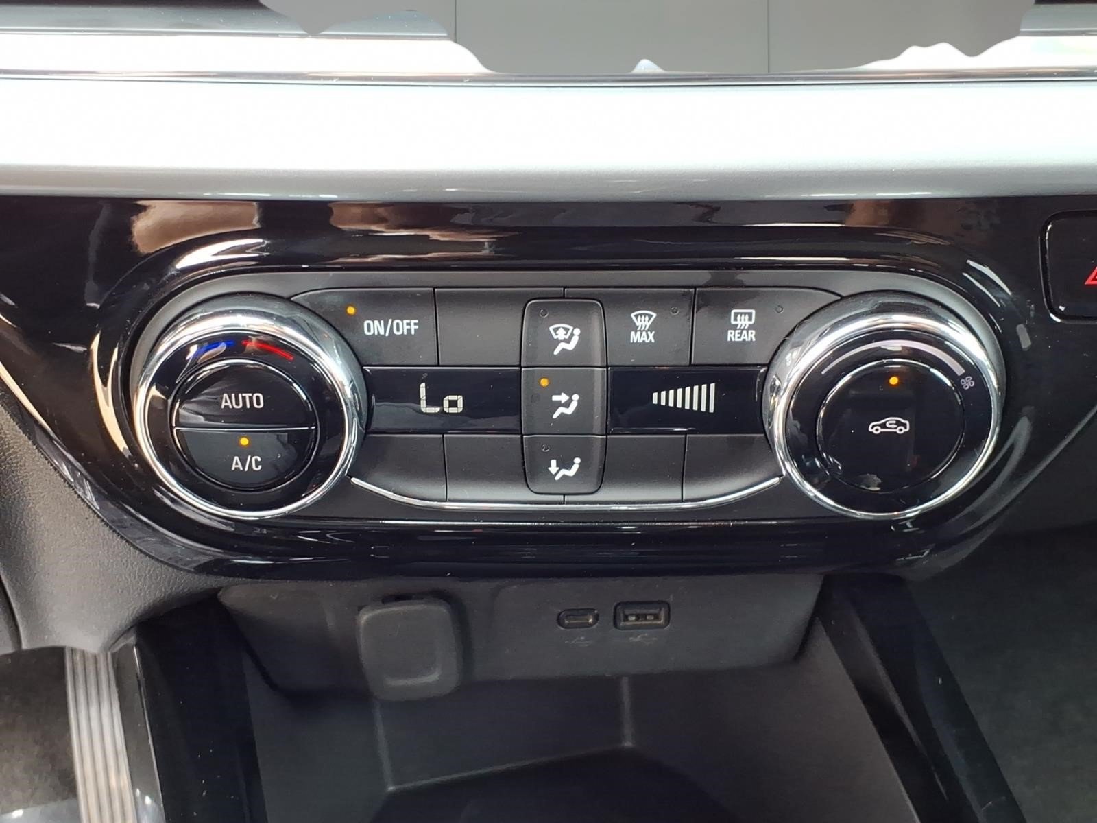 Used 2025 Chevrolet Trax LT FWD image 18