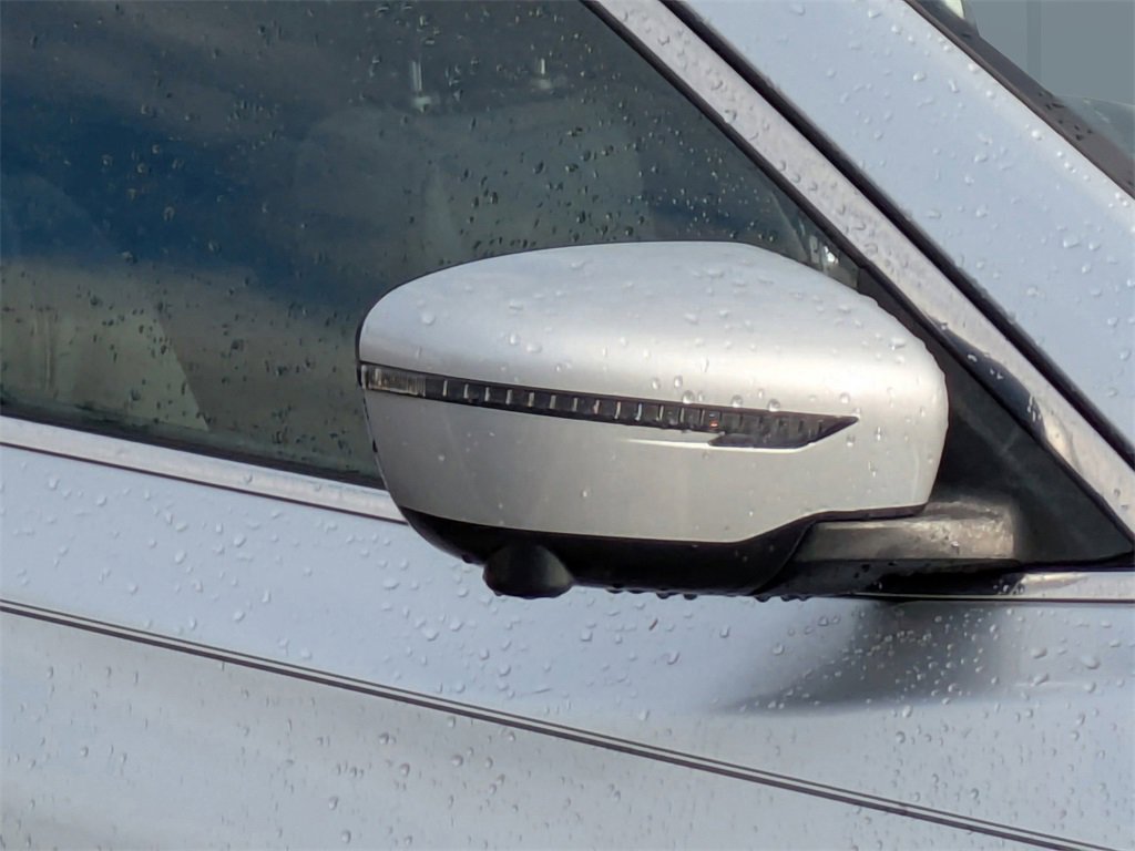 Used 2018 Nissan Rogue SV w/ Premium Package image 11