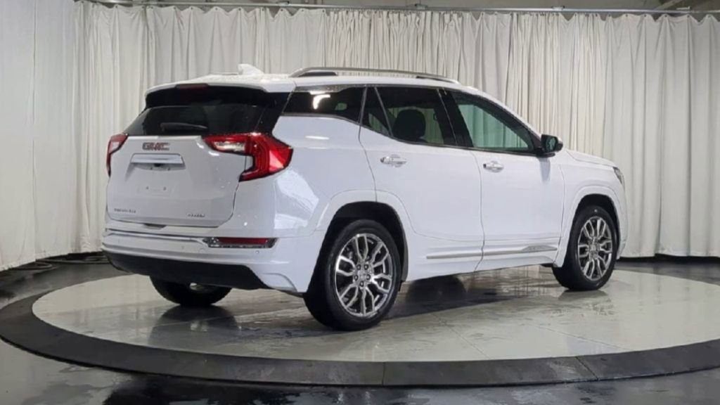 Used 2023 GMC Terrain Denali w/ Denali Premium Package AWD/4WD image 10
