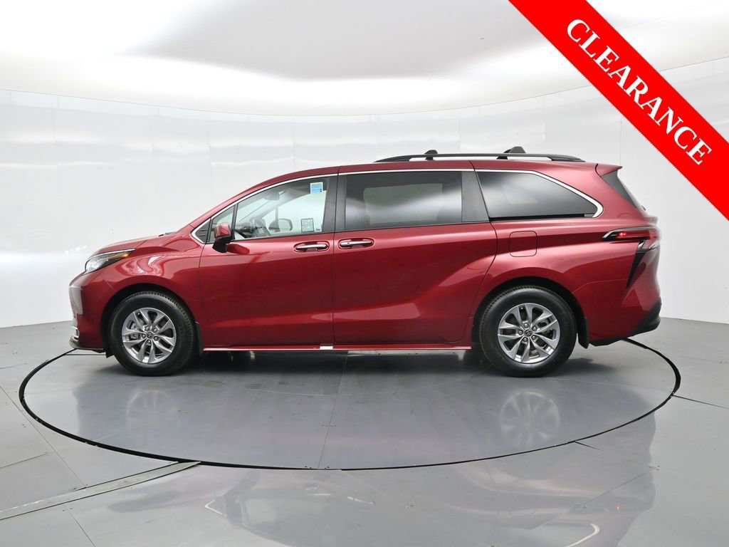 Used 2022 Toyota Sienna XLE image 10