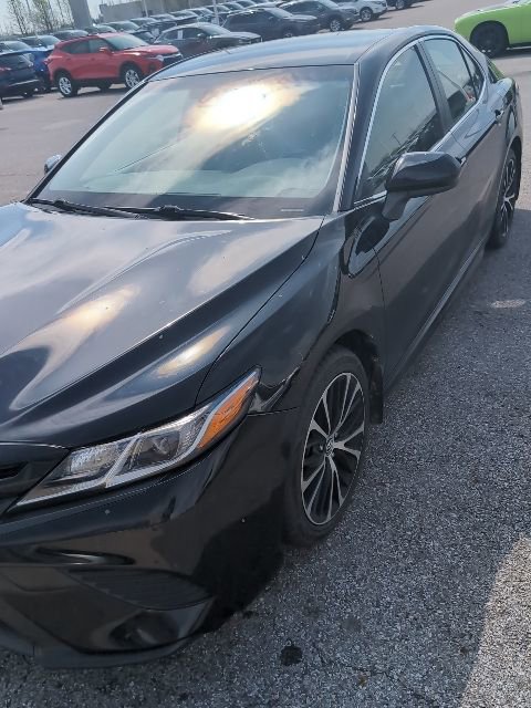 Used 2018 Toyota Camry SE image 2