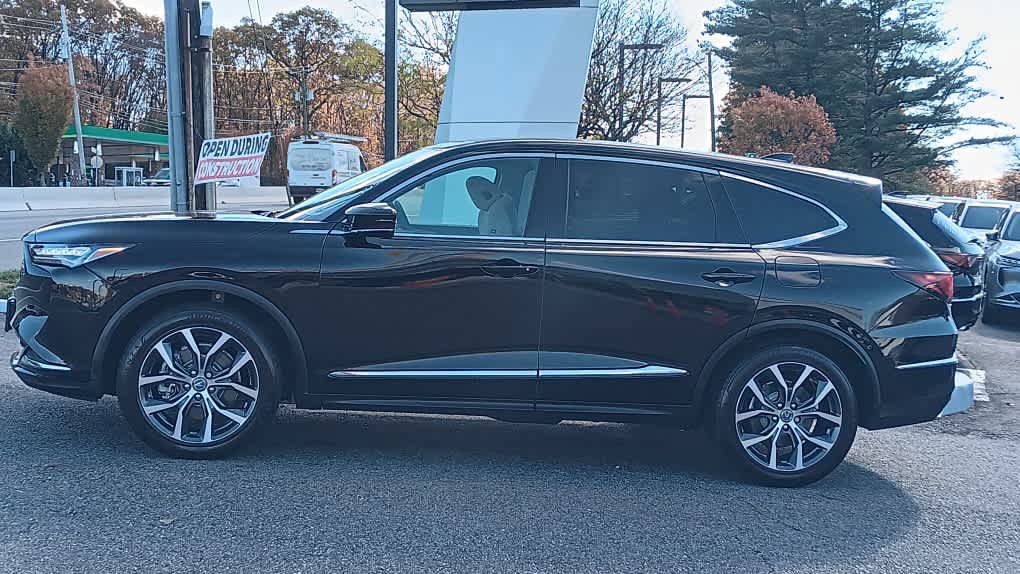 Used 2023 Acura MDX SH-AWD w/ Technology Package image 2
