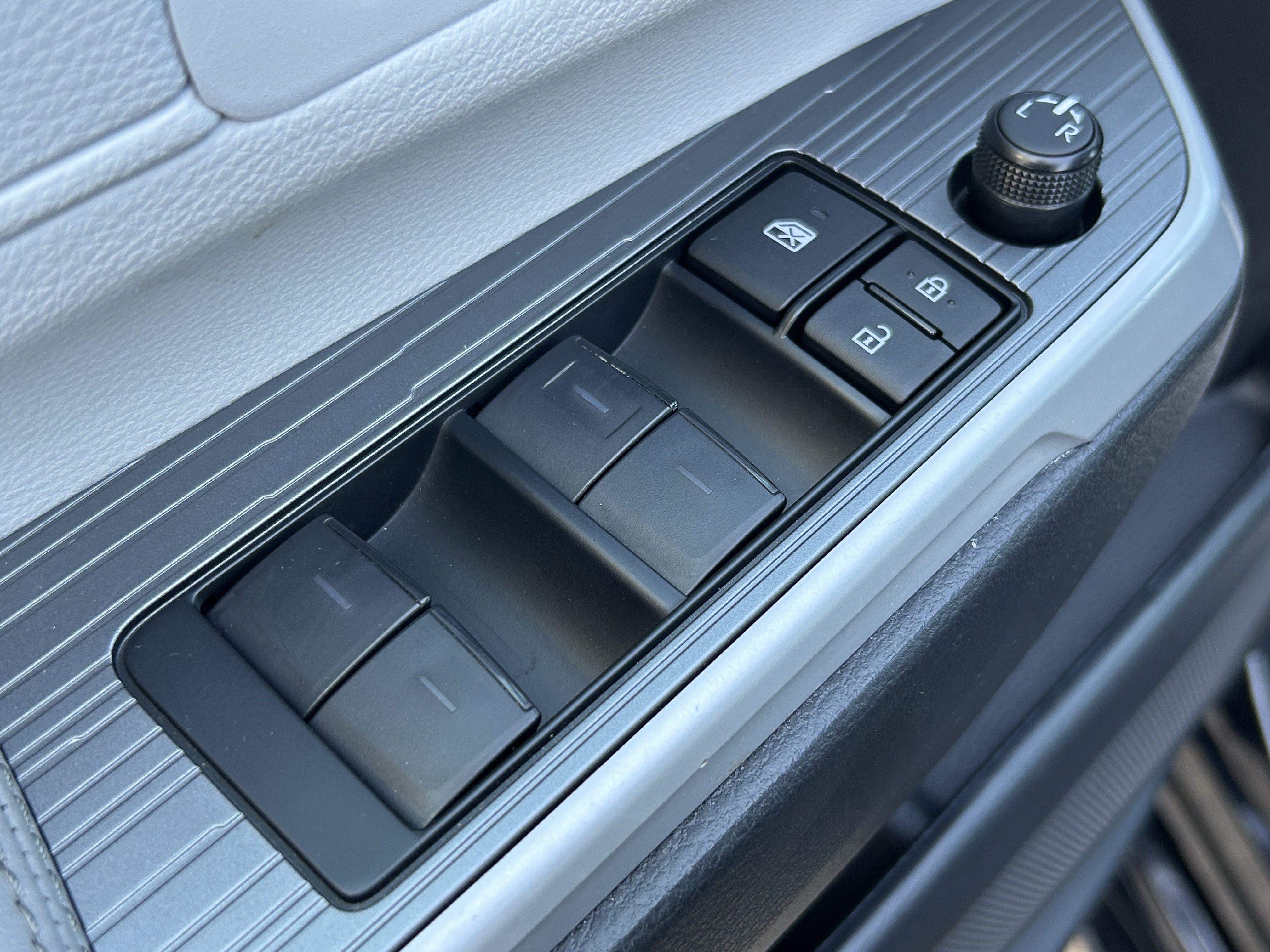 Certified 2025 Toyota Sienna XLE FWD image 17