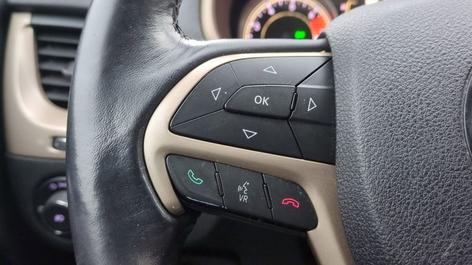 Used 2016 Jeep Cherokee Latitude w/ Comfort/Convenience Group image 25