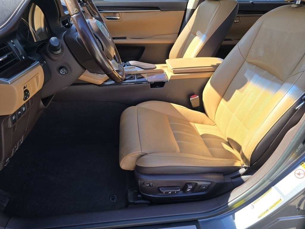 Used 2016 Lexus ES 350 w/ Ultra Luxury Package image 31