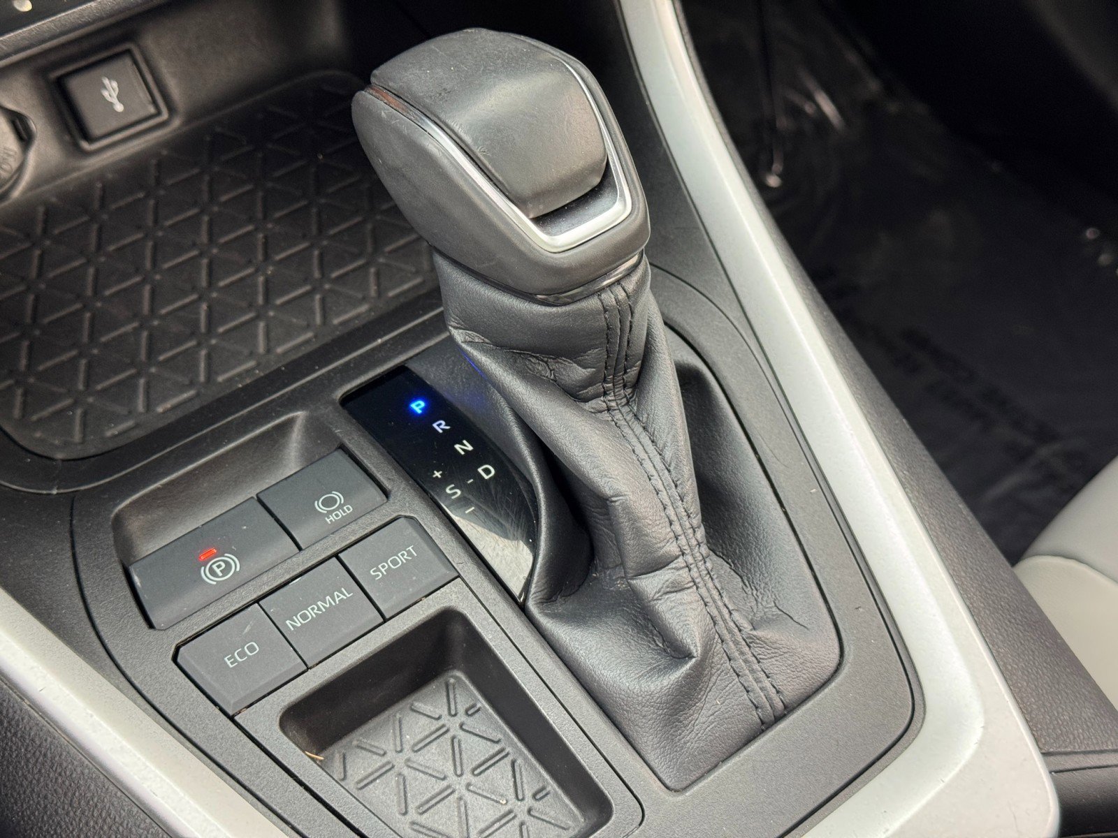 Used 2022 Toyota RAV4 XLE Premium image 29