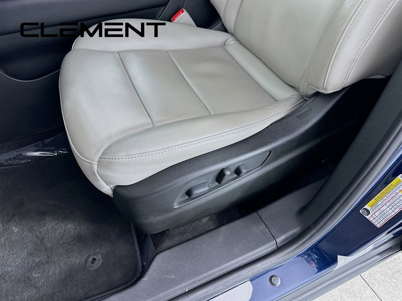 Used 2022 Cadillac XT4 Premium Luxury w/ Safety Alert Package image 29