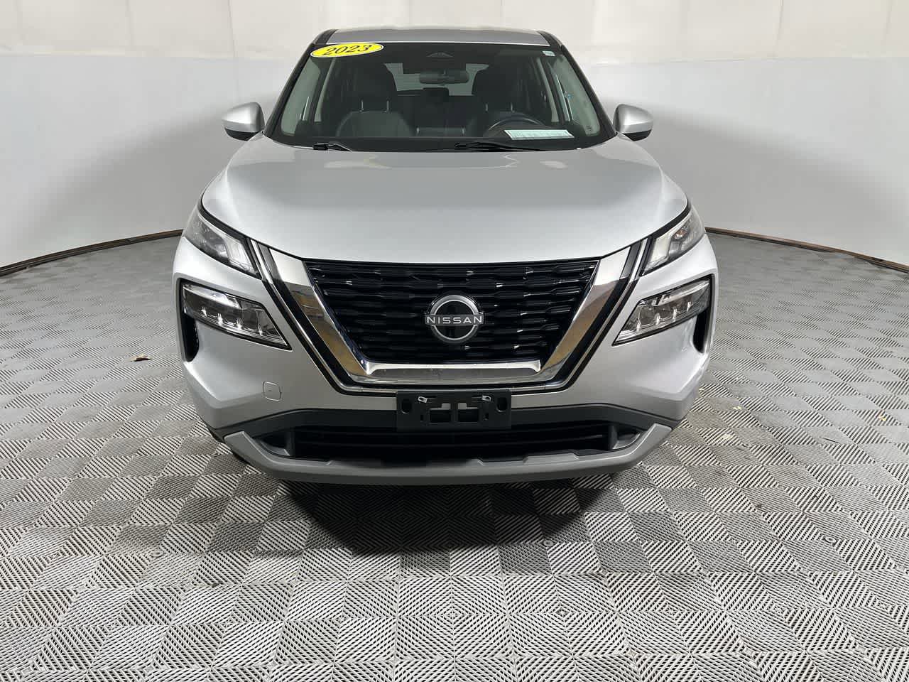 Used 2023 Nissan Rogue SV FWD image 3
