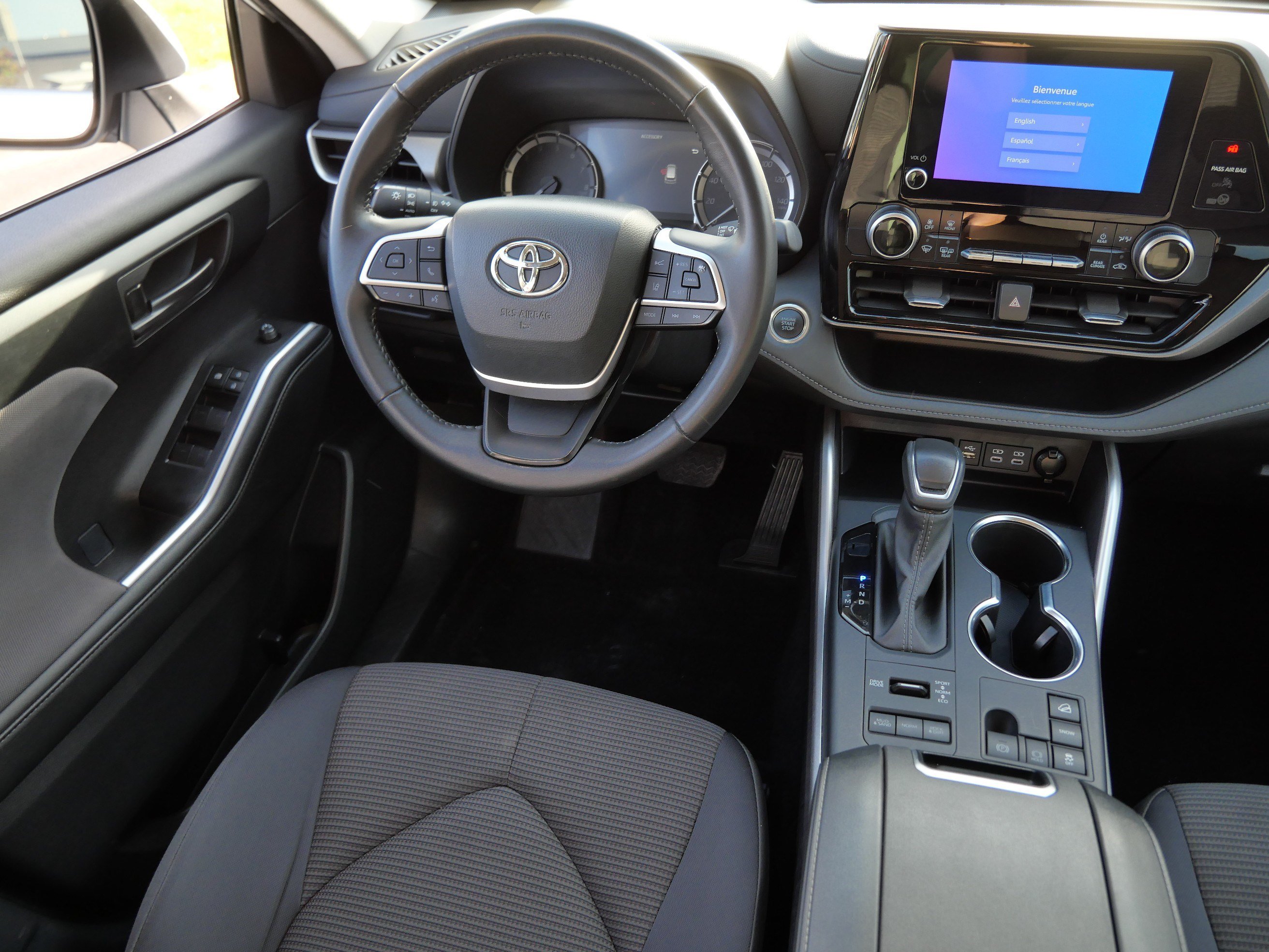 Used 2025 Toyota Highlander LE AWD/4WD image 9