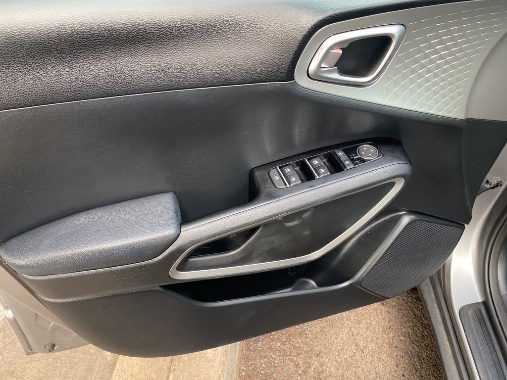 Used 2023 Kia Soul LX w/ LX Technology Package image 13