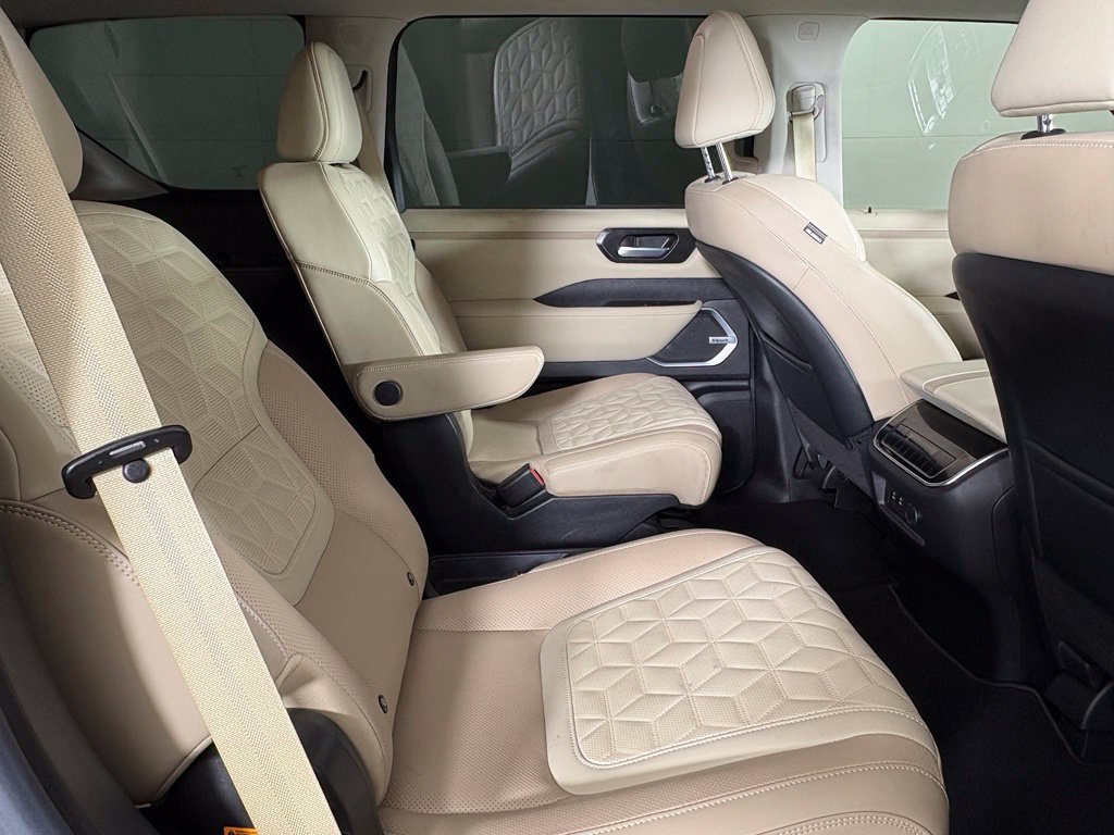 Used 2025 Nissan Armada Platinum Reserve AWD/4WD image 17