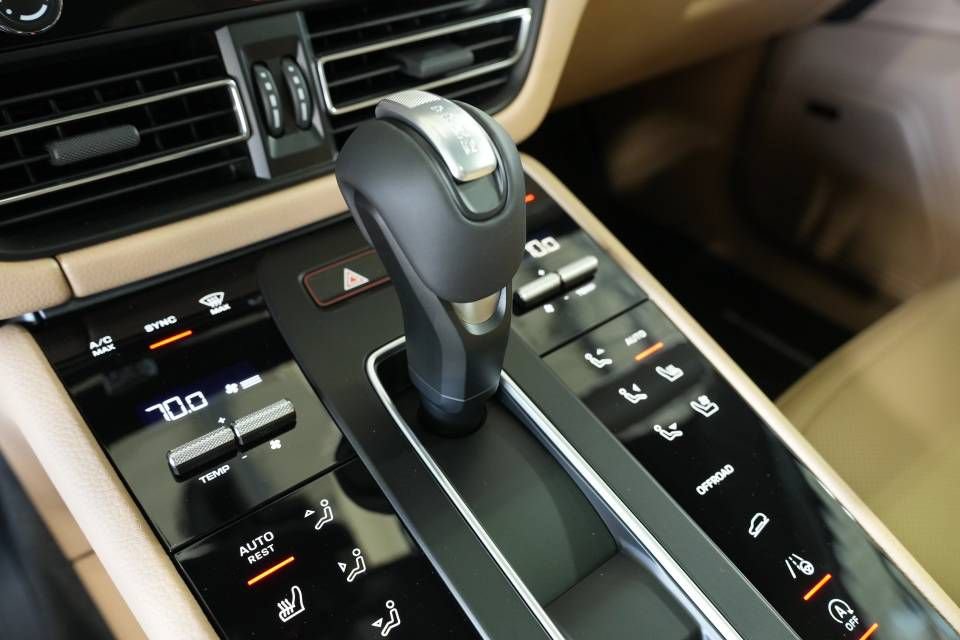 Certified 2025 Porsche Macan AWD/4WD image 24