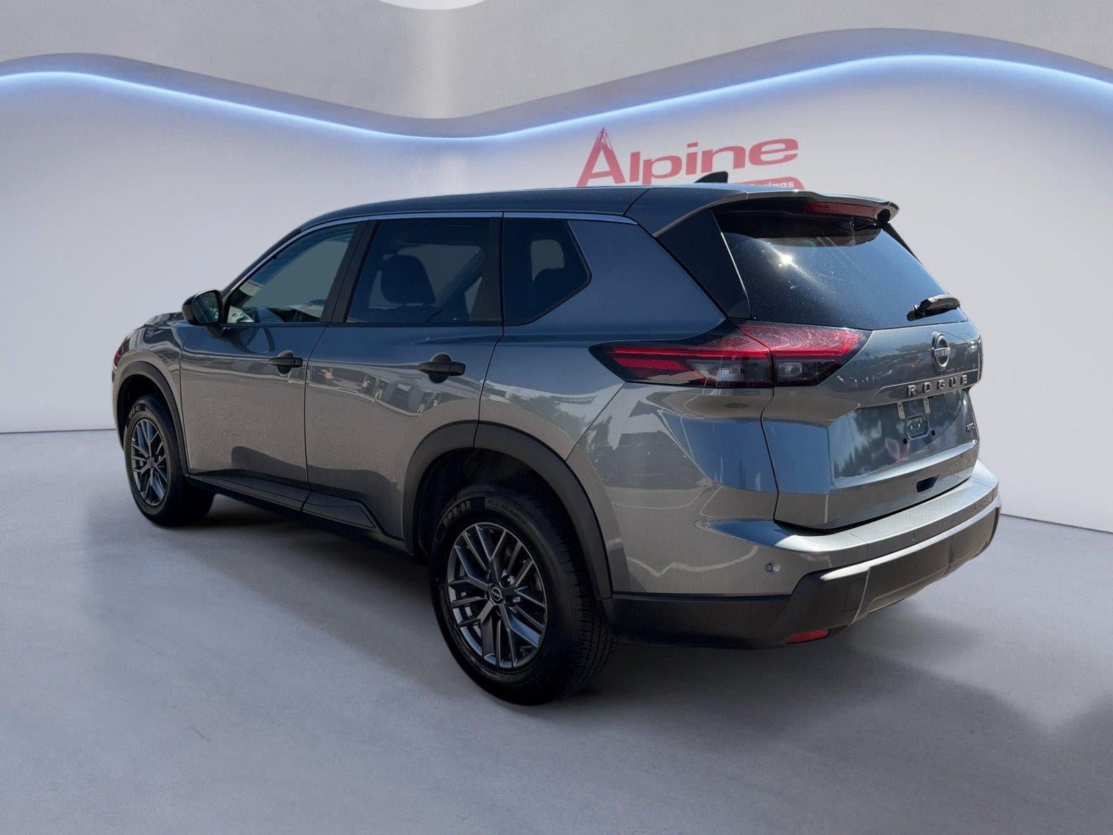 Used 2024 Nissan Rogue S AWD/4WD image 3