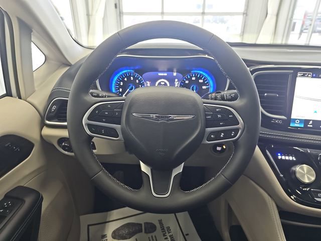 Used 2024 Chrysler Pacifica Limited FWD image 14