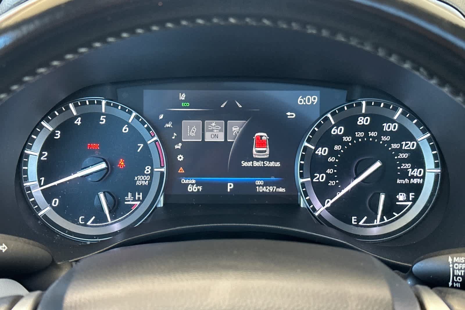 Used 2021 Toyota Highlander XLE AWD/4WD image 29